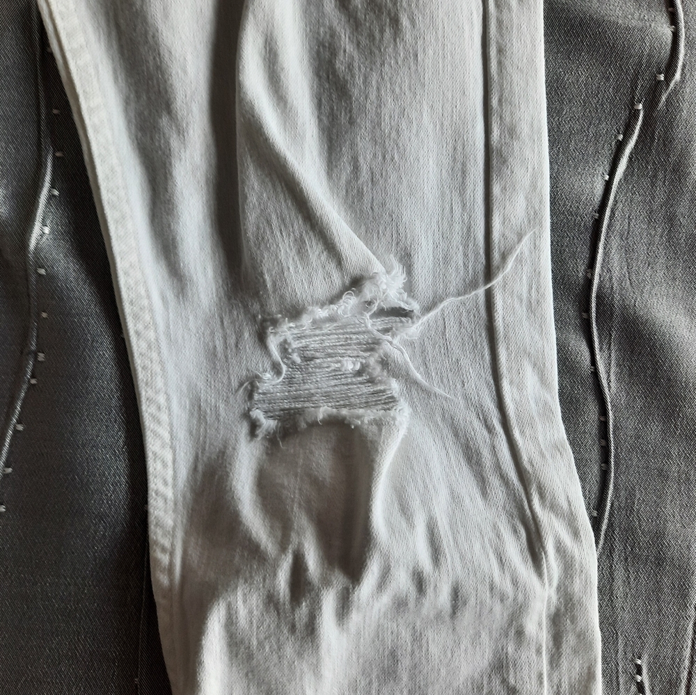 Calvin Klein White Jeans Sz 29 Slim Boyfriend Midrise Straight Leg Distressed - Picture 6 of 16